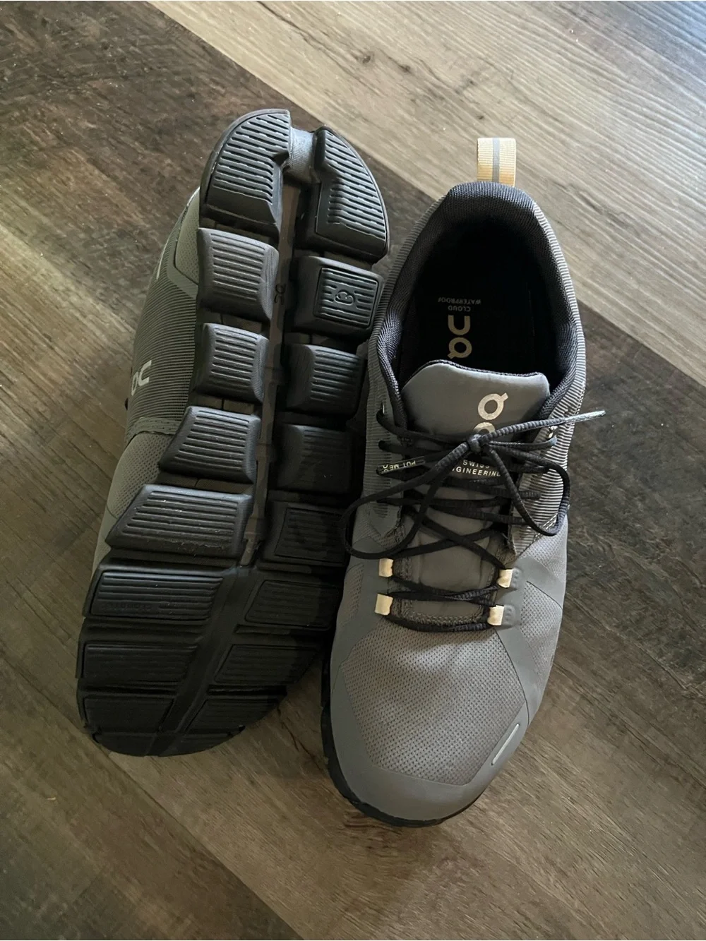 On Running Men's Athletic Sneakers in Gray with Cream Pull Tabs; Cloud 5